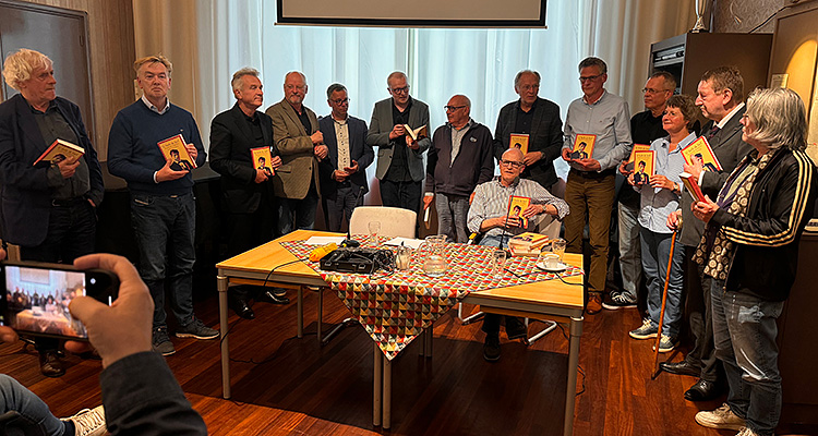 De aanwezige bijdragers, vlnr: Huub Mous, Doeke Sijens, Piet van Winden, Paul Gellings, Mathijs Sanders, Æde de Jong, Anton Brand, Gerrit Brand, Peter Smeets, Vincent Hunnink, Marie-José Klaver, Jean Pierre Rawie en Frank van Dijl. Zittend: Erwin de Vries.